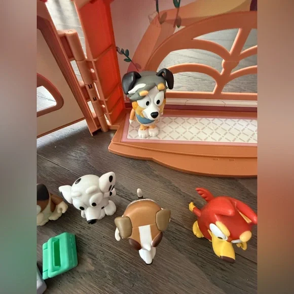 Disney Bluey School Friends figures playset Calypso playground lunch box stage - Picture 4 of 16